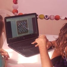 女学生们在用电子方式做家庭作业